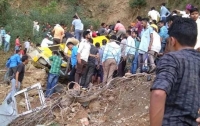 Школьный автобус упал в пропасть в Индии: погибли 26 детей и трое взрослых