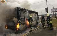Под Киевом на ходу загорелась маршрутка с пассажирами (видео)