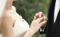 Девушка устроила истерику на свадьбе бывшего парня, умоляя вернуться