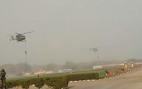 В Индии военные упали с вертолета во время репетиции парада (видео)