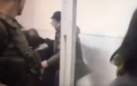 Нардеп в суде ударил в голову полицейского