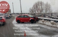 Из-за лобового ДТП в Киеве остановился мост Патона