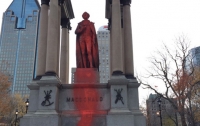 Вандалы облили краской памятник основателю Канады