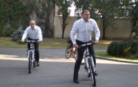 Добкин и Кернес пересели на велосипеды