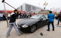 Китаец разгромил свой Maserati в знак протеста