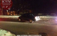 Авария в Киеве: пьяный парень бросился под автомобиль