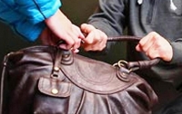Двое грабителей на мотоцикле вырвали у женщины рюкзак с $16 тысячами