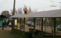 Мужчина несколько часов просидел на крыше остановки транспорта