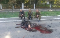 Боевики и российские наемники позируют на фоне тел погибших украинских военных (ШОК ВИДЕО)