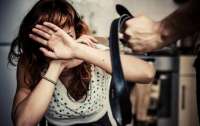 Бил, душил и держал в неволе: мужчина на ревностях поиздевался над девушкой