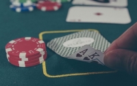 Карты, деньги, два ствола: полиция накрыла мини-казино в Одессе