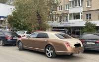 Российский миллиардер приехал к бедным на дорогущем Bentley