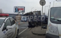 Смертельное ДТП в Киеве: на мосту перевернулся грузовик