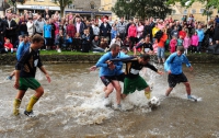 В Англии состоялся футбольный матч реке (ФОТО)
