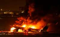 В аэропорту Токио загорелся самолет