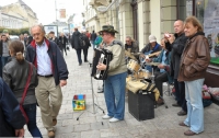 Львовские уличные музыканты зарабатывают 400 грн. за 4 часа работы