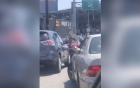 Необычный способ водителя покинуть пробку рассмешил пользователей Интернета (видео)