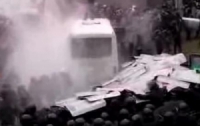 Под Октябрьским дворцом подожгли милицейские автобусы