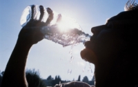 Ученые узнали, сколько воды в день должен пить человек