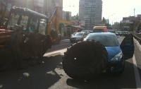 В Киеве огромное колесо от трактора пыталось раздавить легковую «Пежо» (ФОТО)