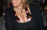 Два бокала пива делают женщину неотразимой