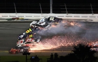 Более 20 машин столкнулись на гонке NASCAR в США