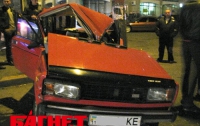 В Киеве молодые парни на ВАЗе разбили чужой автомобиль и врезались в столб (ВИДЕО)