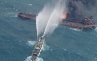 На нефтяном танкере возле берегов Китая продолжаются взрывы