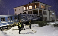 Шведская уборщица угнала поезд и врезалась в дом (ФОТО)