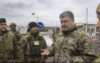 Порошенко побывал в прифронтовых селах на Донбассе