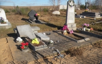 В Житомирской области 17-летний вандал разгромил кладбище