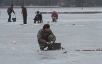 Киевский рыбак провалился под тонкий лед и погиб