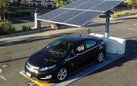 В США начали строить солнечные автостоянки-электрозаправки