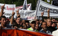 В Симферополе на улице митингуют тысячи крымских татар