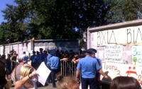 Жители столичных Березняков защищают сквер от депутата-ударовца Валерия Ищенко