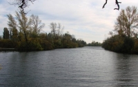 Киевские водолазы нашли тело мужчины в реке Десенка