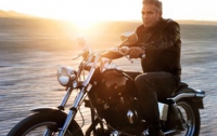 Джордж Клуни рассекает на крутом байке в Швейцарии (ФОТО)