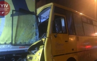 ДТП в Киеве: маршрутка на полном ходу врезалась в фуру, есть пострадавшие