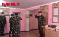 Как живут люди, охраняющие Януковича (ФОТО) 