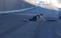 Женщина бросалась под колеса проезжающих авто в Киеве (ВИДЕО)