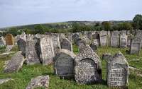 В Подгайцах поставили на учет древние надгробия