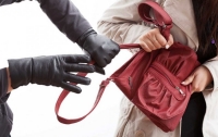 Выхватил сумку и скрылся: в Киеве у бизнес-леди похитили миллион