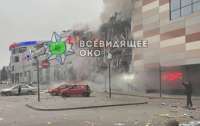 Після ракетного удару у Дніпрі палає ТРЦ (відео)