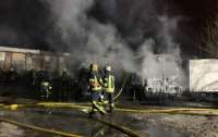 Пожар на парковке Минобороны в Харькове уничтожил 5 машин