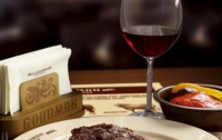 Ученые объяснили, почему к мясу надо подавать именно красное вино