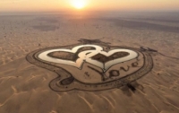 В пустыне возле Дубая появилось Озеро любви (фото)