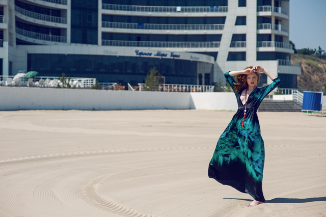 Жігіттер киім ауыстыратын бөлмеде жалаңаш