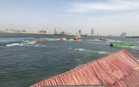 Два судна столкнулись у берегов Пакистана, рассыпав десятки контейнеров (видео)