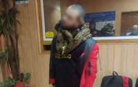 Пьяный мужчина разгуливал по Киеву с двумя змеями