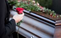 Заметили на похоронах: В Запорожской области в морге перепутали покойников